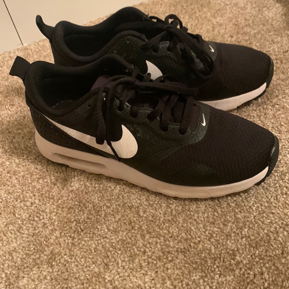 Womens size 7 Nike Air Max Tavas